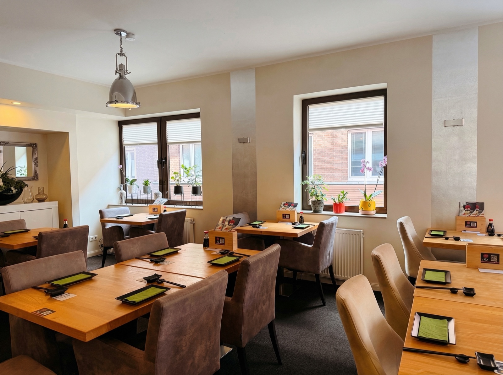 Kawaii Restaurant Interior mit japanischer Kunst